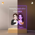 Luce notturna a LED acrilica personalizzata con gesto del cuore base in legno e nomi decorazione da scrivania regalo  per San Valentino per coppie