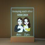 Luce notturna a LED acrilica personalizzata con gesto del cuore base in legno e nomi decorazione da scrivania regalo  per San Valentino per coppie