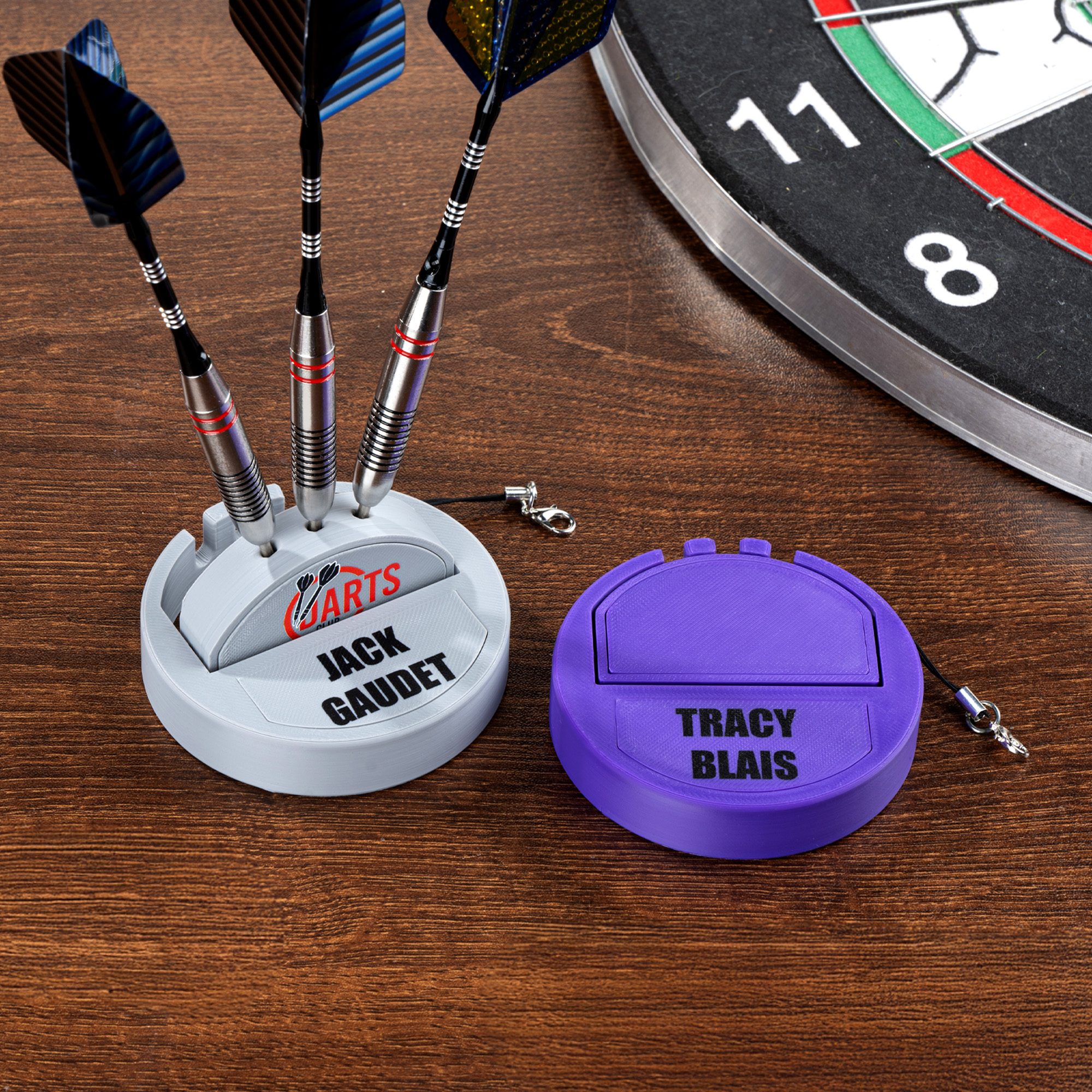 Logo imprimé en 3D personnalisé Porte-fléchettes de poche portable avec texte et base pour tenir 3 fléchettes Décoration de bureau Cadeau d'anniversaire pour l'amateur de fléchettes