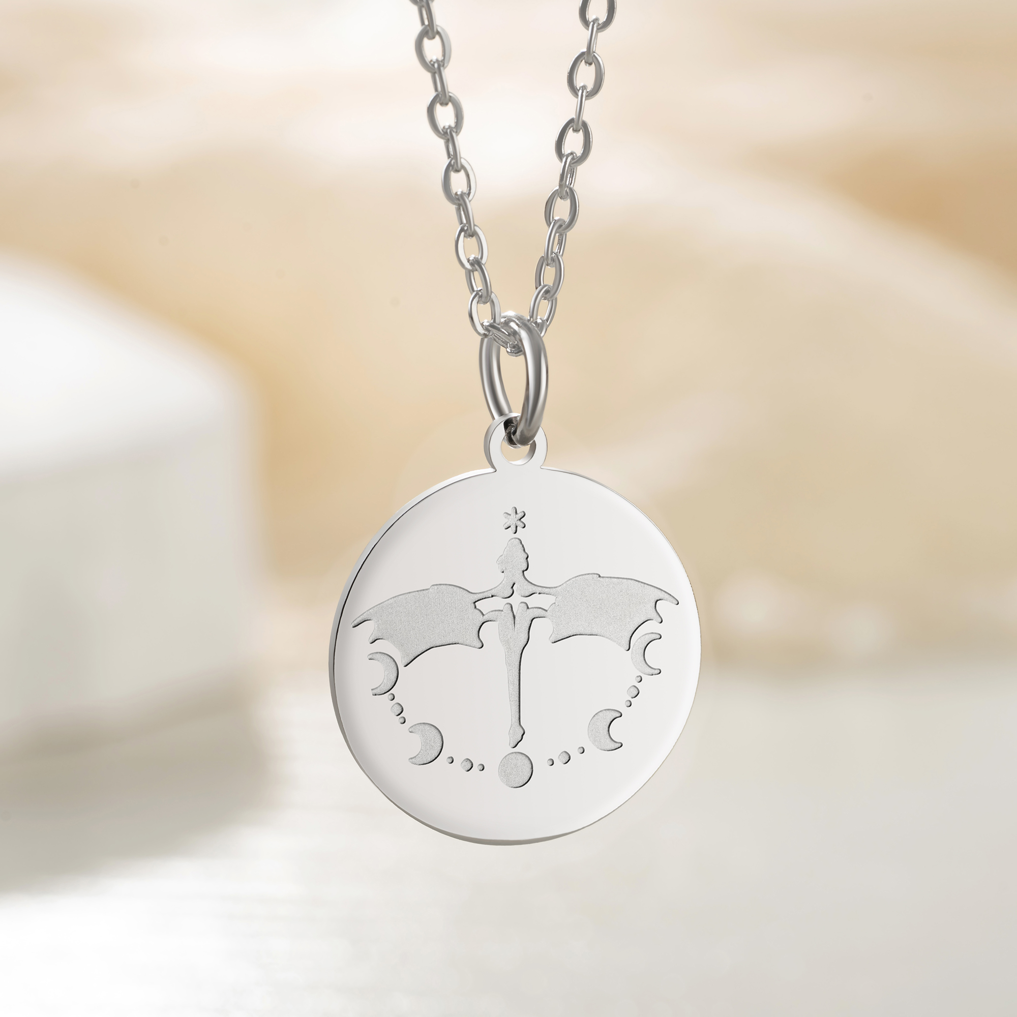 Collier fantaisie Dragon Rider Moon Night avec texte gravé Cadeau d'anniversaire Cadeau de Noël pour les femmes rats de bibliothèque Amoureux des livres