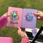 Henkilökohtainen Vain tyttö, joka rakastaa matkustaminen PU Nahka Passinhaltija matkatavaroiden Tag nimi Syntymäpäivälahja tytölle