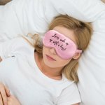 Masque de sommeil en soie romantique personnalisé avec texte et pochette Cadeau d'anniversaire amusant pour la petite amie et la femme