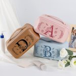 Henkilökohtainen Floral Initial Wide Opening PU Nahka Makeup Bag nimi Travel Essentials syntymäpäivä vuosipäivä lahja naisille