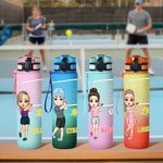 Gepersonaliseerde Tennis Badminton Pickleball Cartoon Karakter Naam 32 oz Sport Waterfles met Schaalverdeling Verjaardagscadeau voor sportliefhebbers