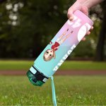 Personalisierte Baseball Tennis Pickleball Cartoon Charakter Name 32 oz Sport Wasserflasche mit Nummer Skala Geburtstagsgeschenk für Frauen Ball Sport Liebhaber