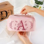 Henkilökohtainen Floral Initial Wide Opening PU Nahka Makeup Bag nimi Travel Essentials syntymäpäivä vuosipäivä lahja naisille