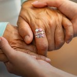 Anello regolabile personalizzato 1-6 fiori di nascita colorati con nome Gioielli delicati Regalo di compleanno e anniversario per la mamma e la nonna