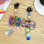 Personalisiertes Umhängeband mit Buntstift Lineal Kaffee Namen inklusive Acrylperle Schlüsselring Quaste Wertschätzungsgeschenk für Lehrende