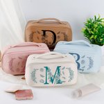 Henkilökohtainen Floral Initial Wide Opening PU Nahka Makeup Bag nimi Travel Essentials syntymäpäivä vuosipäivä lahja naisille