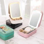 Boîte à bijoux en cuir PU avec nom et miroir de maquillage LED de couleur changeante Cadeau d'anniversaire et de mariage pour femmes