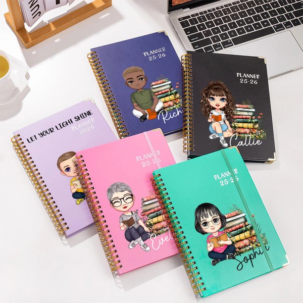 Carnet Spirale A5 Personnalisé avec Motif Fleuri Personnage de Lecture et Nom Pages Hebdomadaires Cadeau Anniversaire pour Famille et Amis