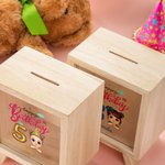 Ballon personnalisé Happy Birthday Cartoon Kid Wooden Clear Money Box Piggy Bank with Name Desk Decor Birthday Gift for Boys Girls