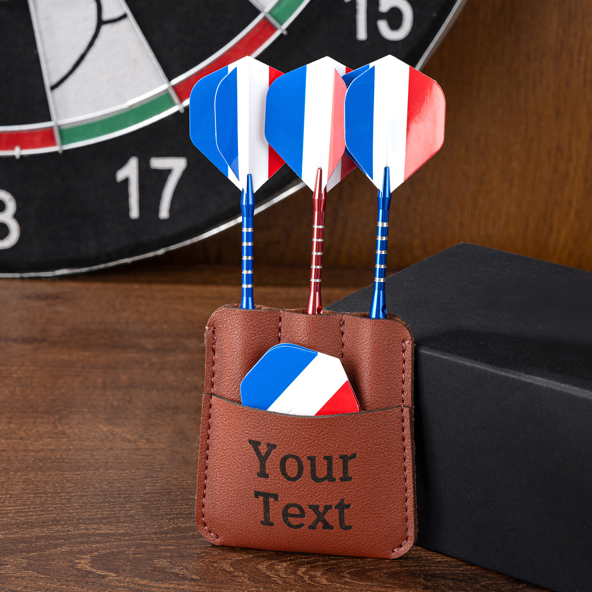 Etui à fléchettes personnalisé en cuir PU avec texte gravé et 3 fléchettes Accessoires de tournoi Cadeau d'anniversaire pour les amateurs de fléchettes