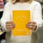 Calendrier personnalisé des pelotes de laine 2026 Journal A5 avec texte et page de planification de projet Accessoires de rangement pour le crochet Cadeau d'anniversaire pour les amoureux du tricot