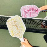 Personalisierte Multicolor Wort Wolke Pickleball Paddel mit Namen Geburtstag Jahrestag Wettbewerb Tag Geschenk für Sport-Fan Pickleball Spieler Liebhaber