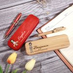 Personligt set med kulspetspenna och fodral i trä med namn och titel Kontorsmaterial Uppskattningsgåva för anställda Kollegor