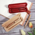 Personligt set med kulspetspennor och fodral i trä med graverat namn Graverat namn Gradering Skolstart Födelsedagspresent till lärare Elever