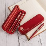 Personligt set med kulspetspennor och fodral i trä med graverat namn Graverat namn Gradering Skolstart Födelsedagspresent till lärare Elever