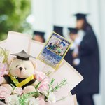 Gepersonaliseerde Afstudeer Klassieke TCG Poke Kaart met Tekst en Standaard Bureaudecor Afstudeerfeest Cadeau voor Afgestudeerden