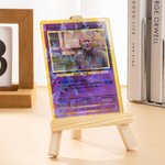 Gepersonaliseerde Foto Klassieke TCG Pokékaart met Tekst en Houten Standaard Vaderdag Verjaardagscadeau voor Papa