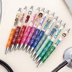 Cartone animato personalizzato Stetoscopio infermiera Multicolore retrattile Glitter penna a sfera con nome Apprezzamento Compleanno Regalo di fine anno per il personale medico