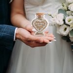 Gepersonaliseerde Love Heart Bloemen Glas Geheugen Zand Pot Fles met Naam en Datum Bruiloft Huwelijksreis Vakantie Gift voor Koppels Bruid Bruidegom
