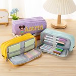 Personligt pennfodral med tre fack söt tecknad karaktär och namn skolmaterial skolstart eller födelsedagspresent för pojkar och flickor