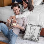 Toile De Jouy Personnalisée Housse d'Oreiller avec Noms Décoration d'Intérieur Cadeau d'Anniversaire pour Couple Famille