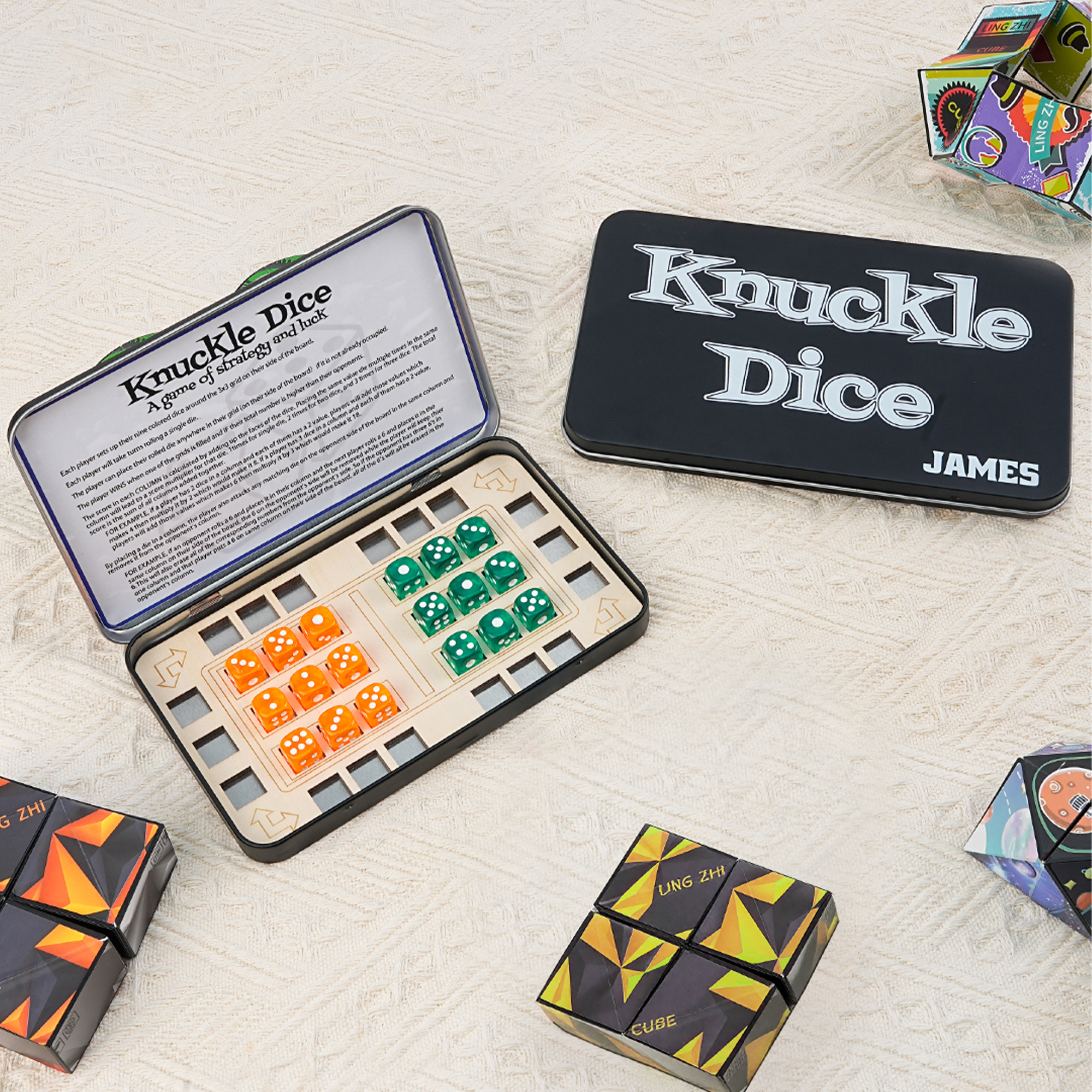 Jeu de dés portable personnalisé pour 2 joueurs avec 18 dés et boîte en fer-blanc nominative Cadeau d'anniversaire et de voyage pour les amateurs de dés.