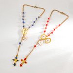 Personalisierte 1-2 Fotos Jesus Kreuz zierlich Rosenkranz Auto hängenden Ornament mit Herz Initial Autozubehör Geburtstagsgeschenk für Katholizismus Autobesitzer