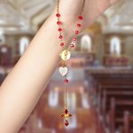 Personalisierte 1-2 Fotos Jesus Kreuz zierlich Rosenkranz Auto hängenden Ornament mit Herz Initial Autozubehör Geburtstagsgeschenk für Katholizismus Autobesitzer