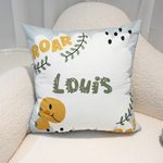 Taie d'Oreiller Personnalisée avec Nom Style de Dinosaure Cartoon Décoration de Chambre Cadeau Anniversaire pour Enfant