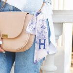 Personlig Retro fransk Toile De Jouy Silk Scarf med Initial Daily Party Favor Födelsedagspresent för kvinnor