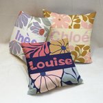 Taie d'Oreiller Personnalisée avec Nom et Design de Fleurs Décoration Intérieure Cadeau Anniversaire Emménagement pour Amis Femme