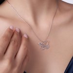 Collier Fleur Papillon Personnalisé avec Nom Bijoux Minimalistes Cadeau d'Anniversaire pour Femme