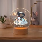 Gepersonaliseerd Astronaut Planeet Wolk Raket Ster Beginletter Acryl LED Nachtlampje met Naam en Houten Voet Verjaardag Baby Shower Gift voor Kinderen Moeders
