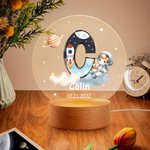 Gepersonaliseerd Astronaut Planeet Wolk Raket Ster Beginletter Acryl LED Nachtlampje met Naam en Houten Voet Verjaardag Baby Shower Gift voor Kinderen Moeders