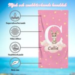 Personlig snabbtorkande strandhandduk med motiv av stjärnnebula och skogsdjur samt namn födelsedagspresent till pojke eller flicka