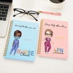 Gepersonaliseerd Cartoon Dokter Verpleegster Karakter Weekplanner Spiraal A5 Notitieboekje met Naam en Titel Verpleegkundige Week Waardering Gift voor Medisch Personeel