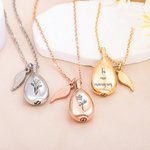 Collier de Cendres Personnalisé avec Pendentif en Forme de Larme Fleur de Naissance et Texte Gravés Bijoux de Crémation Cadeau pour Femmes