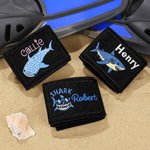 Personalisiertes Besticktes Hai-Motiv Tarierjacken-Kennzeichnungsetikett mit Namensgravur Wassersport Zubehör Geschenk für Tauchen-Liebhaber