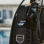 Personalisiertes Besticktes Hai-Motiv Tarierjacken-Kennzeichnungsetikett mit Namensgravur Wassersport Zubehör Geschenk für Tauchen-Liebhaber