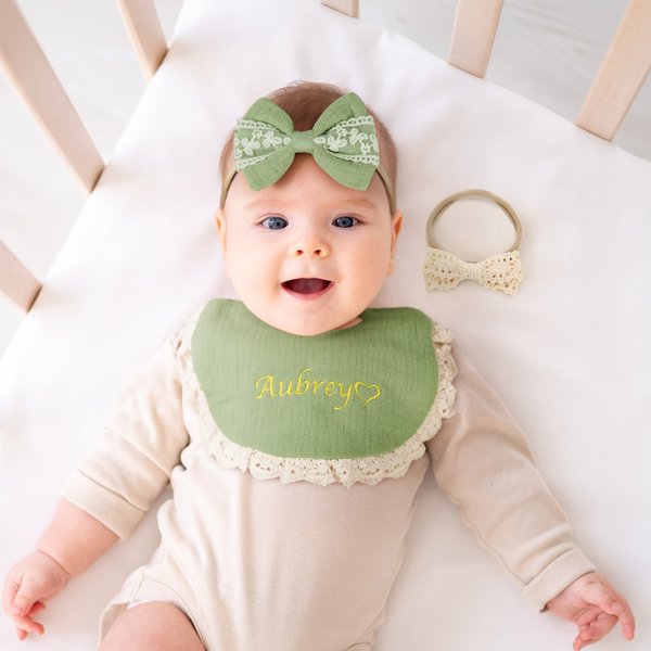 Henkilökohtainen 100% puuvillaa pitsi Trim kirjailtu nimi Baby Bib 2 Bow otsanauhat Syntymäpäivä Baby Shower lahja vastasyntyneelle