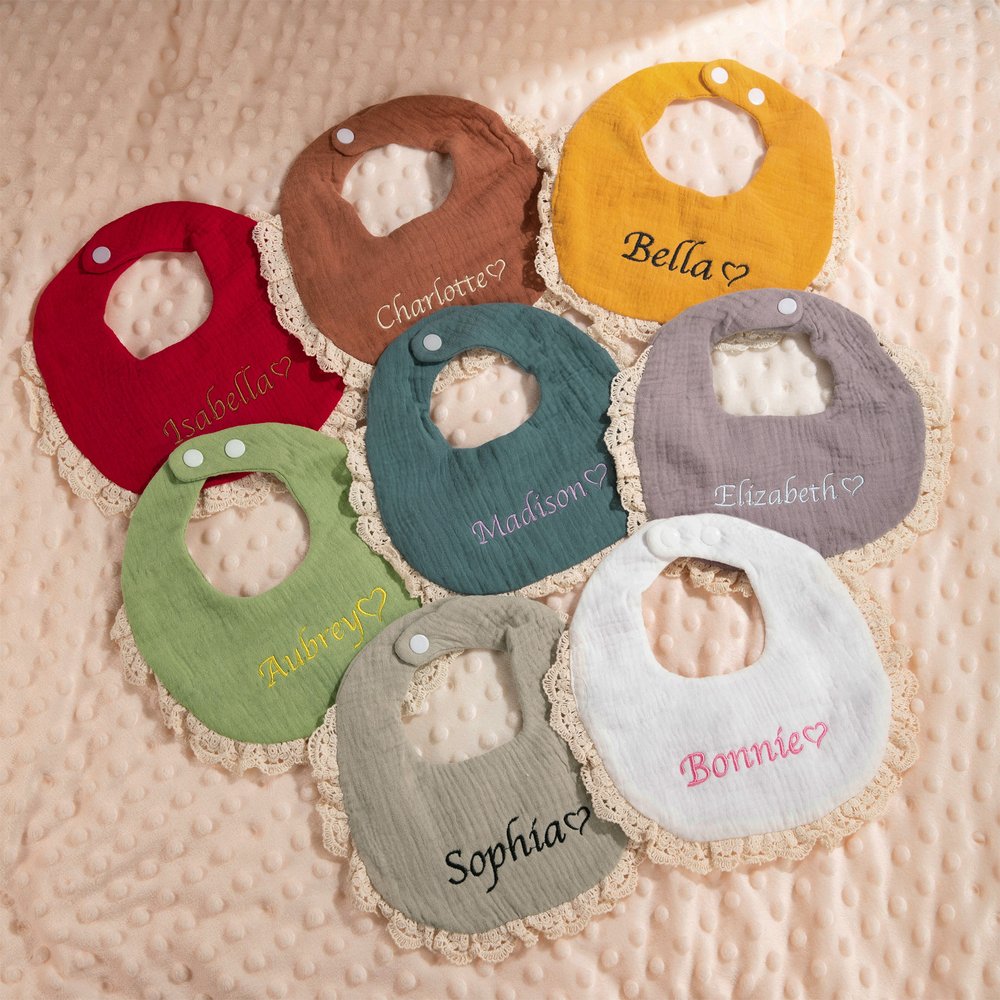 Bavaglino personalizzato con nome ricamato in pizzo 100% cotone con 2 fasce con fiocco