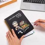 Gepersonaliseerd Cartoonfiguur A5 Notitieboek 2026 Planner met Naam Inclusief Wekelijkse Plannerpagina’s Verjaardagscadeau voor Familie Vrienden