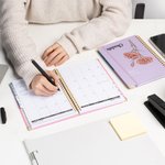 Personalisiertes A5 Spiral-Notizbuch im Geburtsblumen-Design mit Namen Wochenplaner Monatsplaner Geburtstag Neujahr Geschenk für Familie Freunde