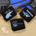 Tag identificativo BCD multicolore personalizzato con ricamo a forma di squalo e nome perfetto per immersioni e attività oceaniche regalo per sub