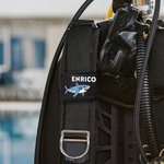 Tag identificativo BCD multicolore personalizzato con ricamo a forma di squalo e nome perfetto per immersioni e attività oceaniche regalo per sub