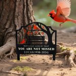 Estaca de jardín personalizada con temática de pájaro cardenal y texto con nombre y año Decoración de jardín Regalo conmemorativo por la pérdida de un familiar o amigo