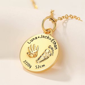 Personalisierte Baby Handabdruck Fußabdruck Halskette mit Namen Geburt Informationen Minimalistische Schmuck Geburtstag Jahrestag Geschenk für neugeborenes Baby Mama